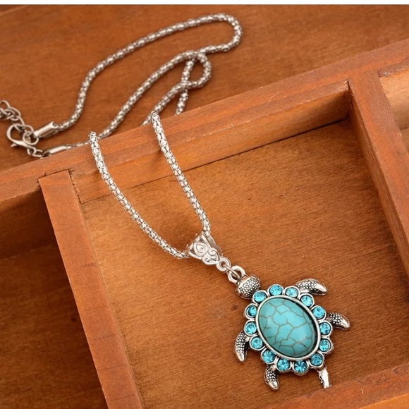 Jewelry - NEW! Cute Turtle Necklace